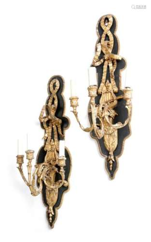 A PAIR OF GILTWOOD AND GESSO WALL LIGHTS IN 18TH C…