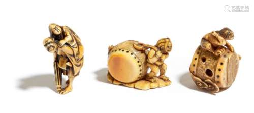 Λ THREE JAPANESE IVORY NETSUKE MEIJI PERIOD, 19TH …