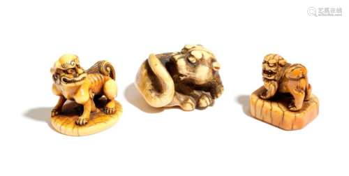 Λ THREE JAPANESE IVORY NETSUKE OF FELINES EDO AND …