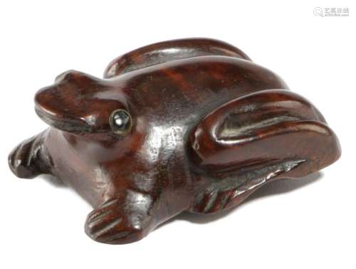 A SMALL TREEN FROG SNUFF BOX C.1860 with ebonised …