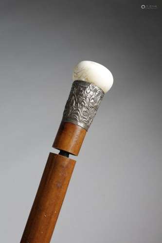 Λ A CHINESE SILVER HANDLED SYSTEM WALKING CANE C.1…