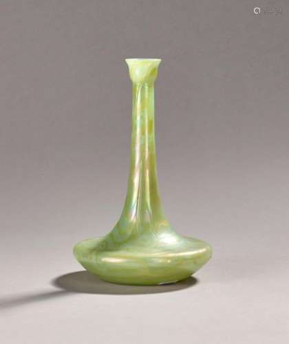 LOETZ, attribué à Vase à long col en verre à refle…