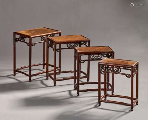 CHINE Suite de 4 tables gigognes en bois exotique …