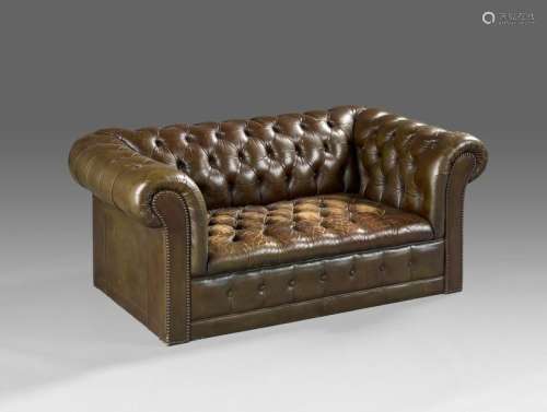 Canapé Chesterfield 2 places en cuir capitonné ver…