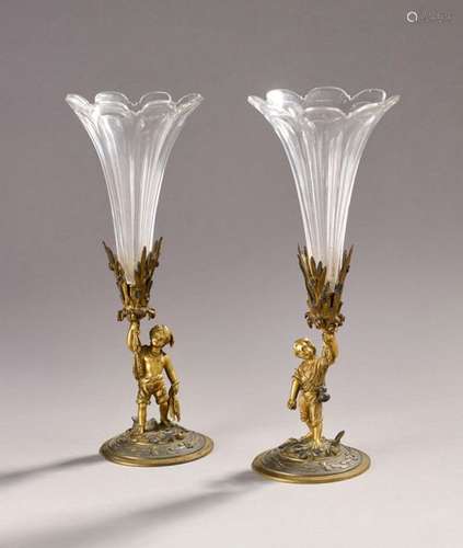 Paire de vases cornets en bronze patiné et cristal…