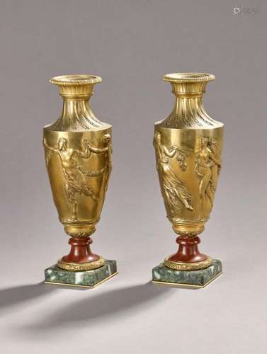 Paire de vases ovoïdes en bronze naturel et marbre…