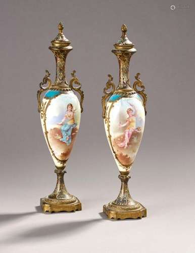 SEVRES, dans le style de Paire de vases en porcela…