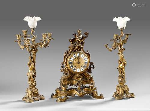 Garniture de cheminée en bronze de style Louis XV …