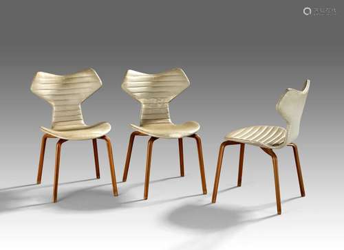 Arne JACOBSEN (1902 1971) Trois chaises 