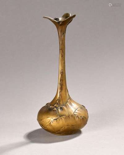 Hippolyte GAUTRUCHE (XIX XX) Vase oignon en bronze…