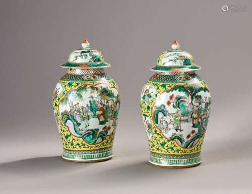 CHINE Paire de vases balustres couverts en porcela…