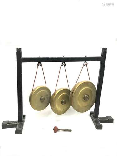 Suite of 3 gongs on their gallows consisting of two uprights and a lacquered wooden crosspiece with six hooks. A second set of 4 gongs in gilded metal is attached to it