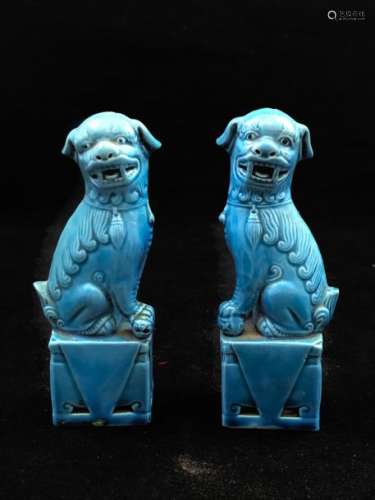 China - Pair of turquoise blue ceramic Fô dogs. Height: 12 cm.