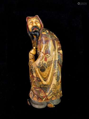 A polychrome ivory okimono representing a Chinese sage holding a gourd, dressed in a robe decorated with auspicious motifs. Weighted. Japan around 1930. Signed in a red cartouche KUNI YOSHI. Height: 21 cm. Total gross weight: 7035 grams. Specimen in ivory SPP, In accordance with rule CE 338-97 art.2.w.mc of 09 / 12 / 1996. Specimen prior to 1 June 1947. However, for an exit from the EU, a CITES re-export will be necessary, this being at the expense of the future buyer.