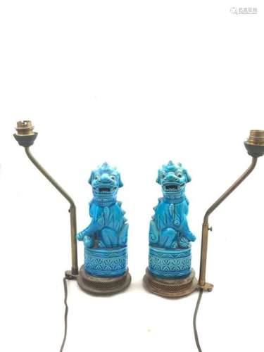 China - A pair of turquoise blue ceramic Fô dogs, mounted as a lamp. Work from the beginning of the Xxth century. Total height: 29 cm, Height of the dogs: 21 cm.