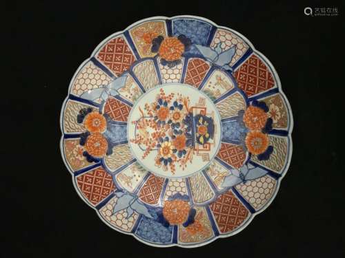 Large round porcelain dish with concentric decoration radiating cartouches in the basin, the wing poly-lobed. Japan around 1900. diameter: 31 cm