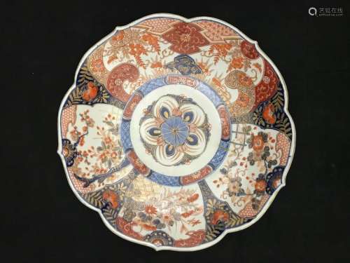 Round porcelain dish with concentric decoration radiating cartouches in the basin, the wing poly-lobed. Japan around 1900. Diameter: 30,5 cm.
