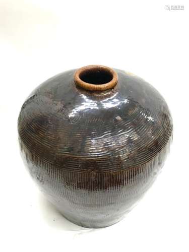 Large glazed ceramic globular jar with vertical strille pattern on the belly and horizontal on the wing. Has a stamp and a numbering and star engraved on the wing. Height: 85.5 cm. Diameter: 81.5 cm.
