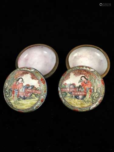 A pair of enamelled decorative boxes of a young elegant woman in a landscape. QianLong style, beginning of the Xxth century. Diameter: 5,7 cm.