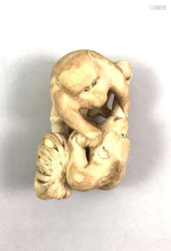 Okimono figuring macaques sharing peaches. Japan around 1900. Height 6 cm, Width 3.5 cm, Depth 4 cm. Total gross weight: 53.09 grams. Specimen in SPP ivory, Complies with rule CE 338-97 art.2.w.mc of 09 / 12 / 1996. Specimen prior to 1 June 1947. However, for exit from the EU, a CITES re-export certificate will be required, which will be paid for by the future buyer.