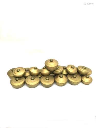 Suite of 20 gold-plated metal gongs. Height: from 13 to 17 cm. Diameter : from 16 to 22 cm. Two wooden and fabric mallets are attached.