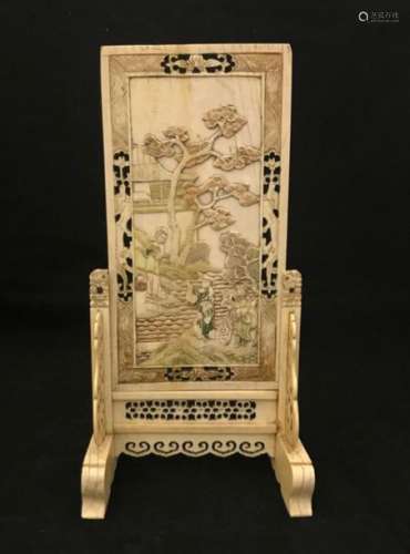Carved and openworked ivory lettering screen, rectangular in shape and depicting an animated landscape. China, circa 1900. Height: 26.6 cm, width: 13.4 cm Total gross weight: 428.29 grams. Specimen in SPP ivory, In accordance with rule CE 338-97 art.2.w.mc of 09 / 12 / 1996. Specimen prior to 1 June 1947. However, for exit from the EU, a CITES re-export permit will be required, which will be paid for by the future buyer.