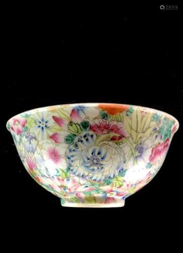 China - A bowl decorated with a thousand flowers. Height: 7,5 cm, Diam: 16,5 cm.