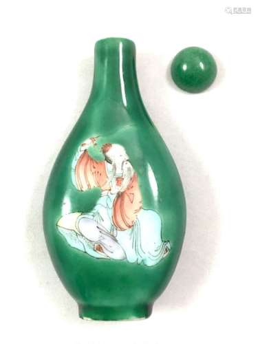 Snuffbox bottle decorated with pink family enamels on a jade green background decorated with two immortals. China 19th century. Tiny chips at the base. Aventurine stopper. Height of the snuffbox 8 cm.