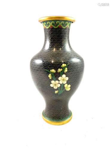 CHINA, cloisonné enamel vase with flower decoration. Height: 20 cm.