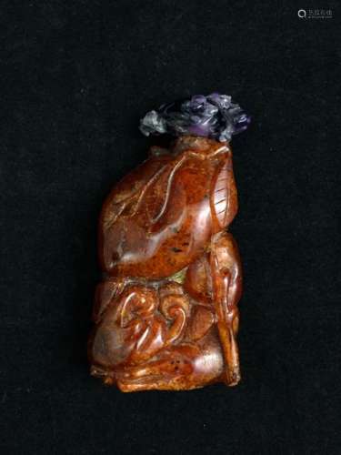 Snuffbox bottle in amber of beautiful dark caramel color with small brown inclusions, carved from two peaches of longevity and three hands of Buddha (digitated lemon)