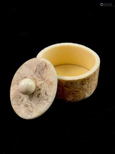 Round ivory box carved with two elephant heads in the middle of lion and lioness heads. Japan around 1900. Diameter: 6.1 Total gross weight: 62 grams. Specimen in SPP ivory, In accordance with rule CE 338-97 art.2.w.mc of 09 / 12 / 1996. Specimen prior to 1 June 1947. On the other hand, for an exit from the EU, a CITES re-export will be necessary, this being at the expense of the future buyer.