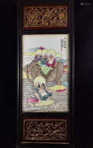 CHINA - Porcelain panel and enamels of the Rose family. Ningbo wood frame dating from the same period. Around 1880, Republic period. Dimensions of the panel : Height : 79 cm Width : 30,5 cm - Dimensions of the porcelain plate : Height : 41,5 cm, Width : 25 cm.