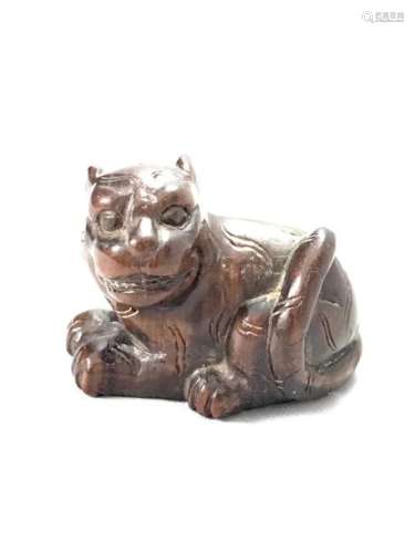 Wooden Netsuke, representing a tiger. Signed Nobuo. Japan, early 20th century. L. 4 cm
