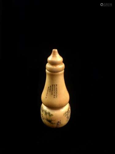 Snuffbox bottle in the shape of a coloquinte in ivory with a beautiful patina. Decoration of wise men and micro calligraphy. China around 1930. Height 9 cm. Total gross weight: 59.22 grams. Specimen in SPP ivory, In accordance with rule CE 338-97 art.2.w.mc of 09 / 12 / 1996. Specimen prior to 1 June 1947. However, for exit from the EU, a CITES re-export permit will be required, this being the responsibility of the future buyer.