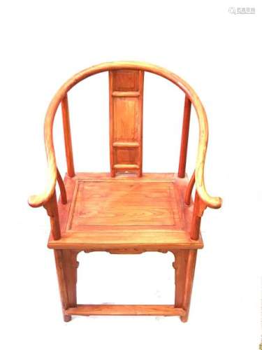 An armchair in stained wood, horseshoe back. Chinese work from the middle of the Xxth century. Height : 104 cm. Width : 65,5 cm. Depth : 53 cm.