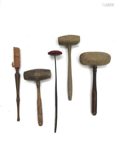 Set of wooden mallets and parts of mallets, one lined with fabric. Length: 25 to 28 cm.