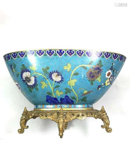 Oval bowl decorated with cloisonné enamels on copper and polychromes depicting prunus and chrysanthemums. The lip is decorated with a garland of Ruyi. China Around 1880. Guan Xu period. Height 17 cm, width 31 cm, depth 19 cm.
