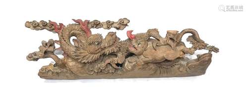 Architectural elements in carved and openwork wood, with traces of polychromy representing the Dragon of the East and the Tiger of the West confronting each other. China. Late 19th century. Length: 87 cm.