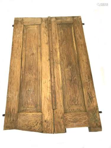 Carved wooden door sashes. Traces of polychromy. Height: 214 cm. Width : 67 cm. Depth : 3,5 cm.