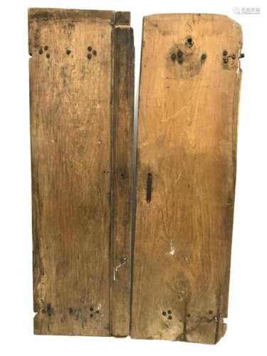 Wooden door sashes, studded with iron reinforcements. Height: 189.5 cm. Width: 56,5 cm. Depth: 4 cm.