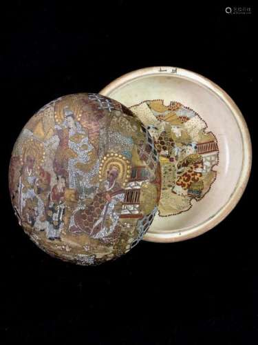 SATSUMA - a bivalve box made of satsuma porcelain, the lid decorated on both sides with two RAKANs accompanied by a child and the goddess KANON, and the inside decorated with Chinese children engaged in various activities. Japan circa 1900 - Diam.18,8 cm, high.7,5 cm.