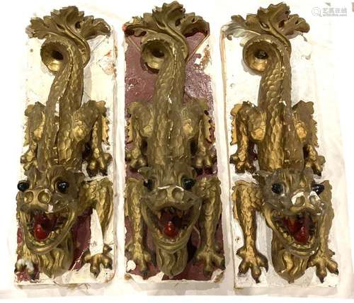 A series of three painted stucco dragons, represented on a rectangular base, with their open mouths uncovering a hole connected to the hollow base. Important missing parts and accidents. Length: 70.5 cm. Width: 24 cm. Height: 32 cm.