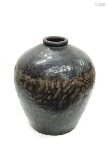 Large glazed ceramic globular jar with vertical strille pattern on the belly and horizontal on the wing. Has a seal. Height: 86 cm. Diameter: 83.5 cm.