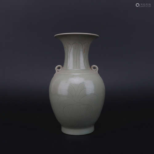 A Yue kiln vase