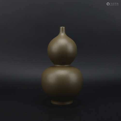 A teadust-glazed gourd-shaped vase