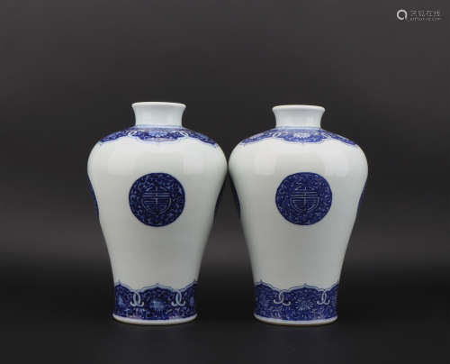A pair of blue and white Meiping