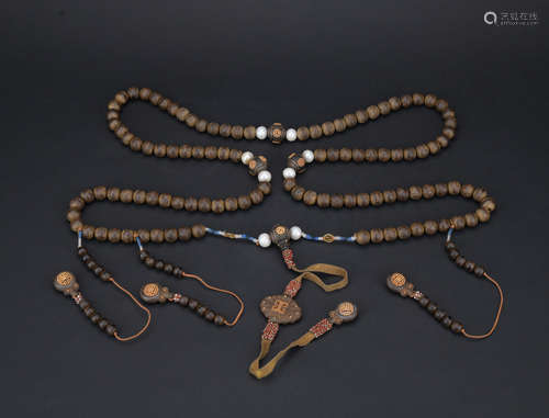 A set of eaglewood court beads