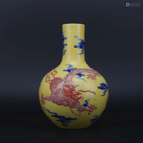 A Wu cai 'dragon' globular vase