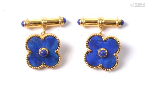 A pair of lapis lazuli cufflinks in the form of flowers, set in gilt 925 silver mounts (pair)