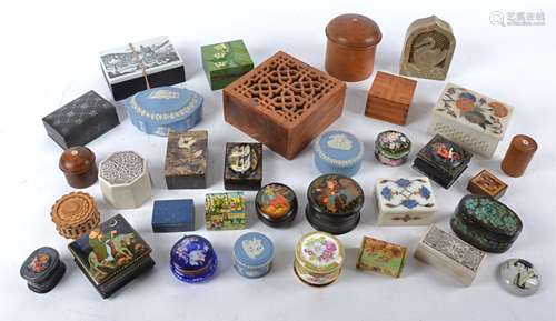 A miniature Tunbridge Ware box of with inlaid top and a design of cubes, 2cm x 4cm x 3.5cm, together